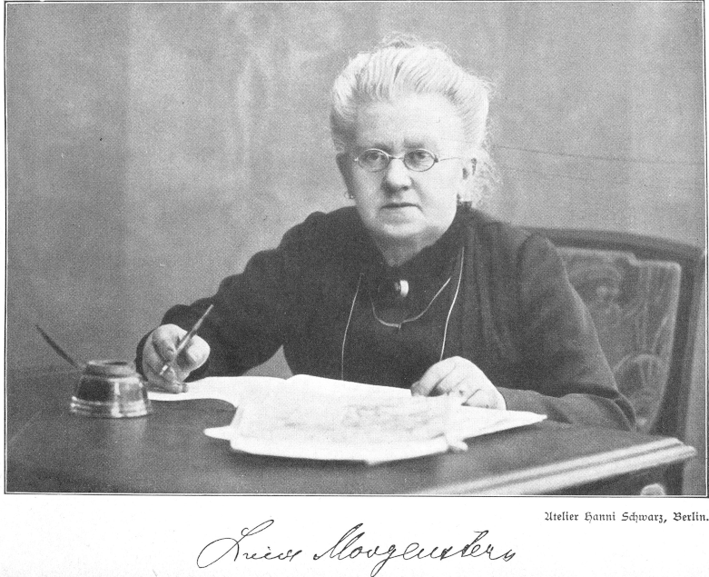 Lina Morgenstern am
			Schreibtisch